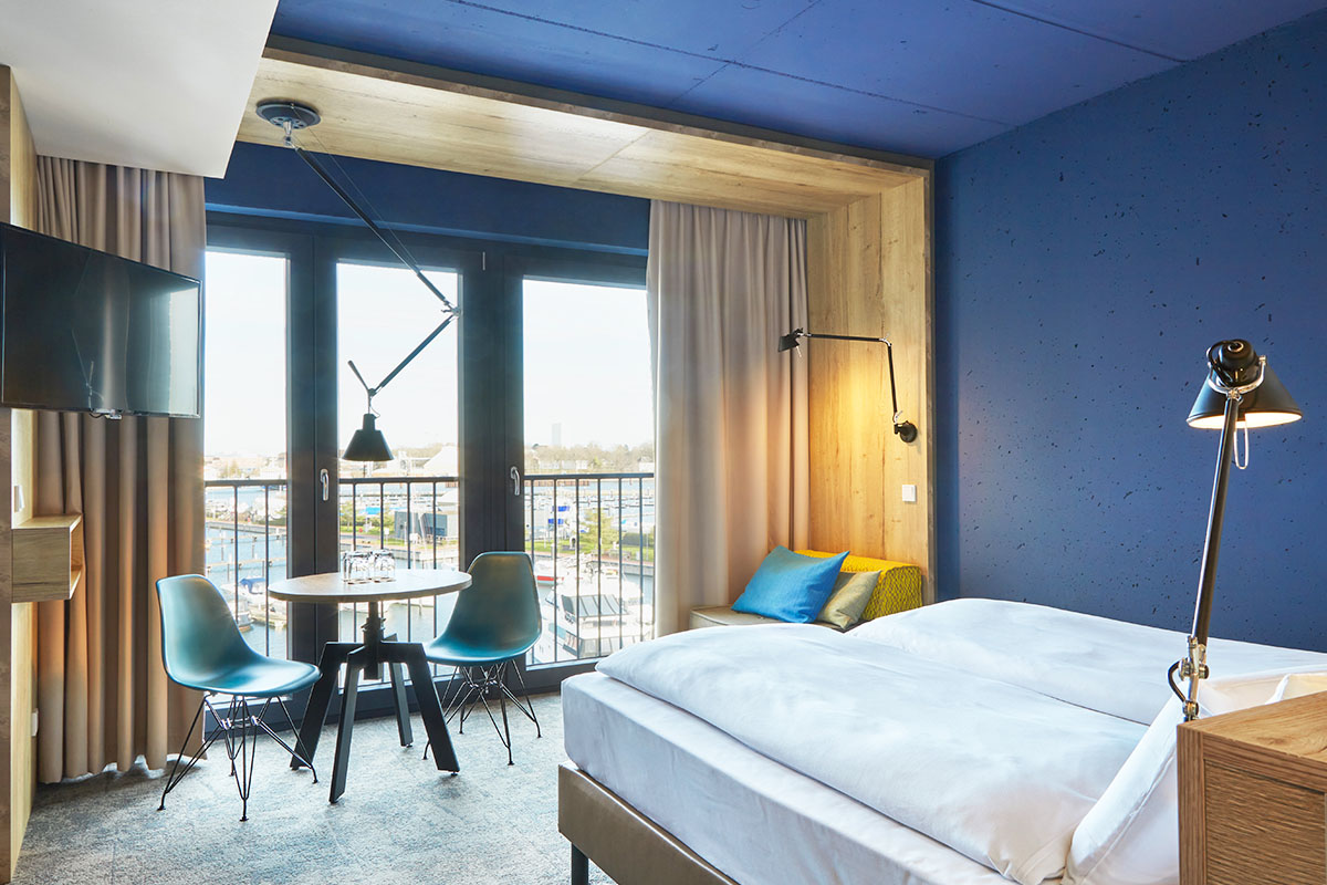 Doppelzimmer mit seitlichem Meerblick an der Ostsee und Balkon im arborea Marina Resort Neustadt.