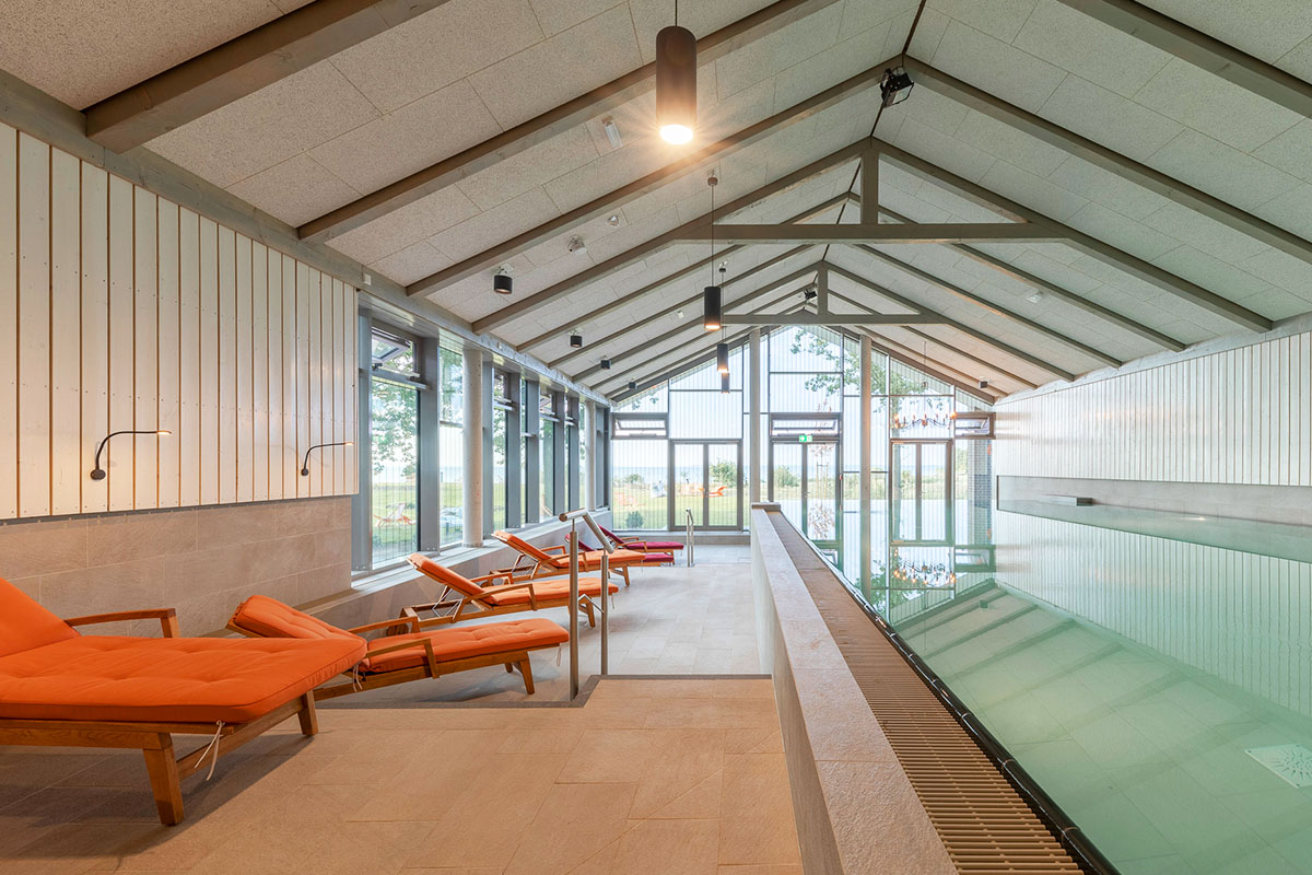 Innenbereich des Infinity Pools im SPARADISE Wellnessbereich im arborea Marina Resort Neustadt.