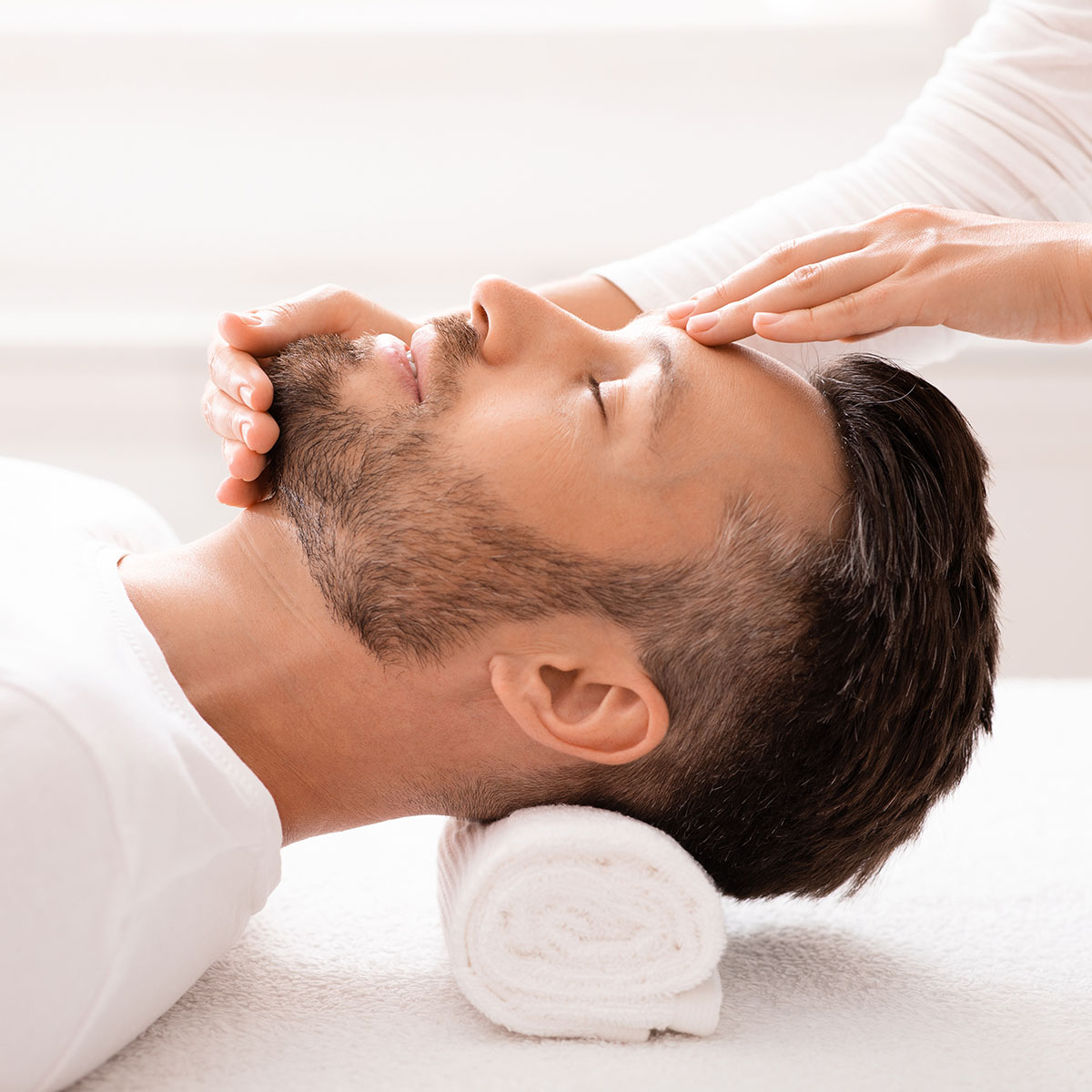 Die Gesichtshaut eines Mannes wird mit Abreinigung, Peeling, Massage, Maske und Abschlusspflege im SPARADISE des arborea Marina Resort Neustadt gepflegt.